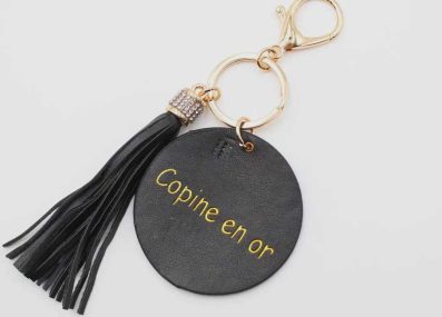 Porte-clé_copine-en-or-noir