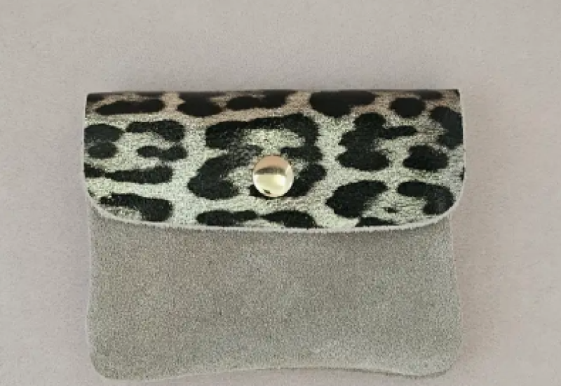 Porte monnaie kangoobi leopard gris argente
